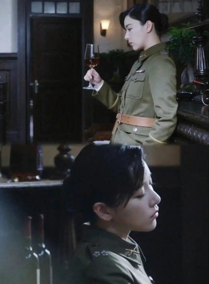 可能是看《麻雀》入戏太深,每次看到阚清子的军装照都会想起她在