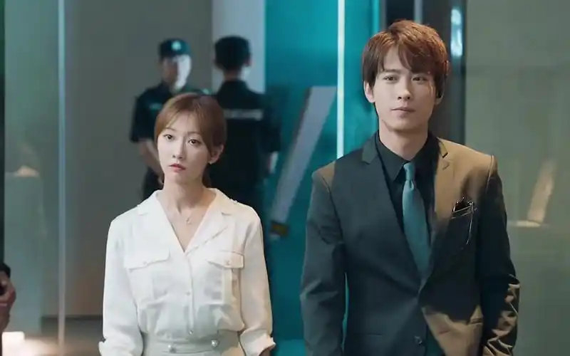 他在逆光中告白:阮念初成为了大哥的女人,太幸福了