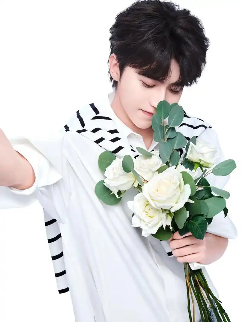 蔡徐坤 安慕希高清图 - 抖音