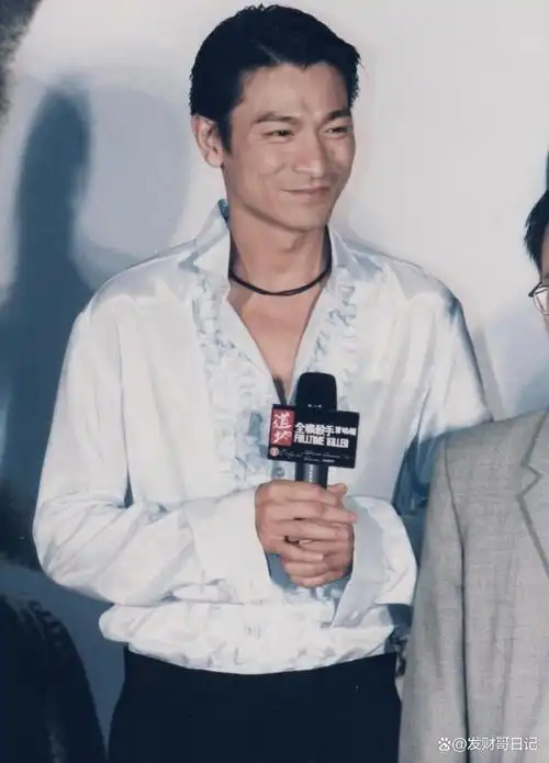 刘德华自曝,怕影响年轻人!还把烟戒了!受访说年轻时不演反派