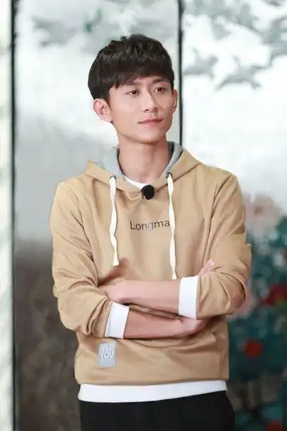 娱乐新闻   张一山从小就古道热肠,成名后没有忘却初心,坚守着公益