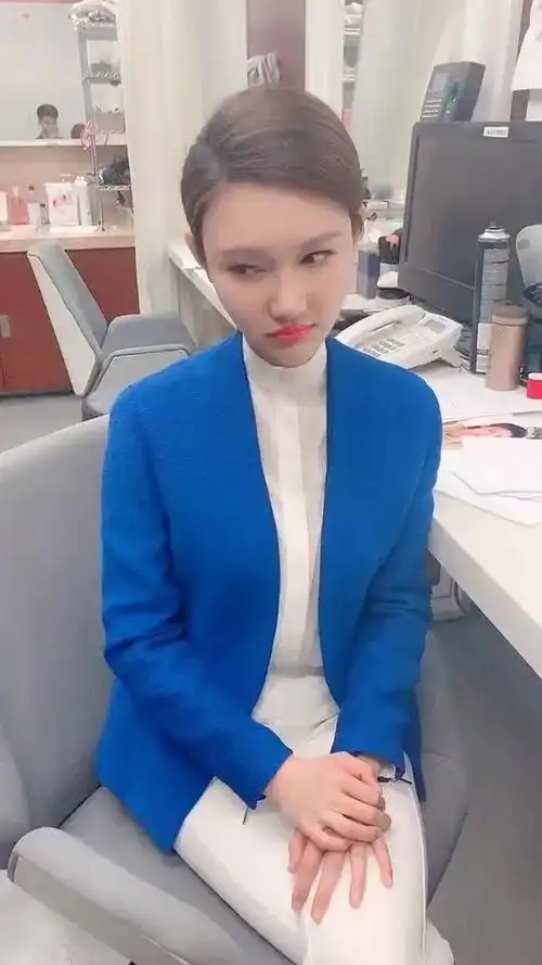 央视主持人龙洋美不胜收