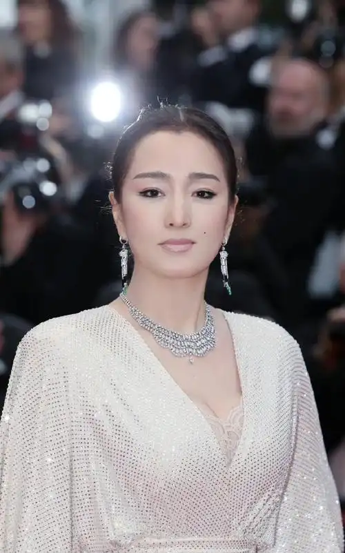 戛纳电影节##戛纳红毯##巩俐深v女王造型