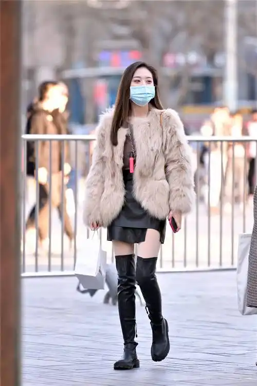 春天适合穿着过膝靴大腿靴也有不少人选择穿出特别的感觉