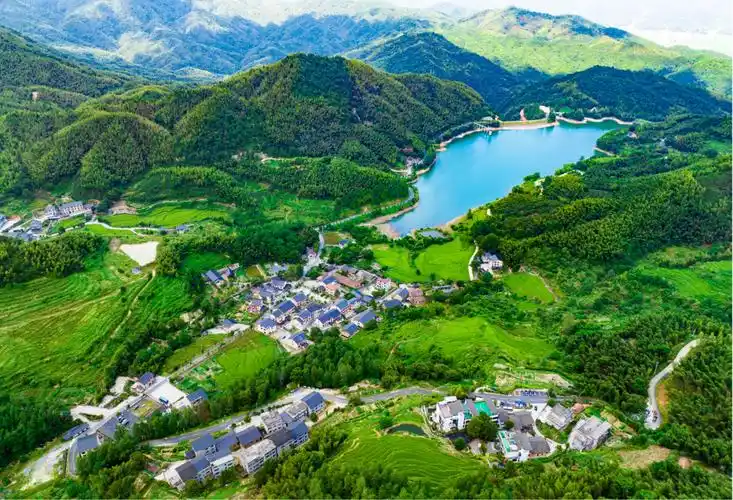 明月山景区温汤镇获评江西省"风景独好"旅游名镇!_迈点网