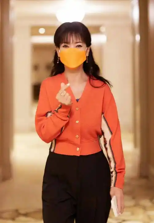 赵雅芝开工日穿搭,短款上衣配黑色萝卜裤,时髦又显个性!