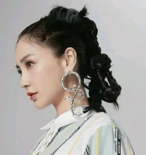 杨颖变身春日甜美帅气的运动女孩,30岁的baby少女味丝毫不减!