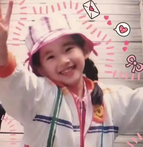 赵露思晒了童年照