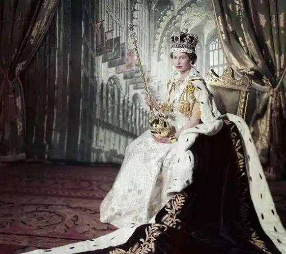 原创伊丽莎白二世加冕礼女王吐槽王冠太重连丈夫也要跪地宣誓效忠