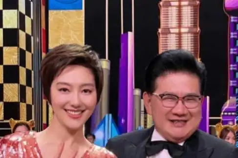 直接给王冠打了个电话,结果让对方误以为真,还问你是不是真的和曹可凡