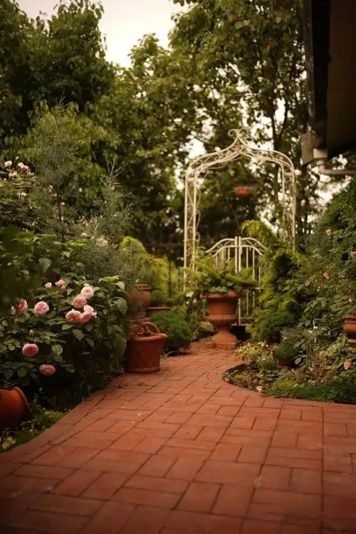 她耗时半个月,将自家荒废露台建成秘密花园,如今"美如仙境"!