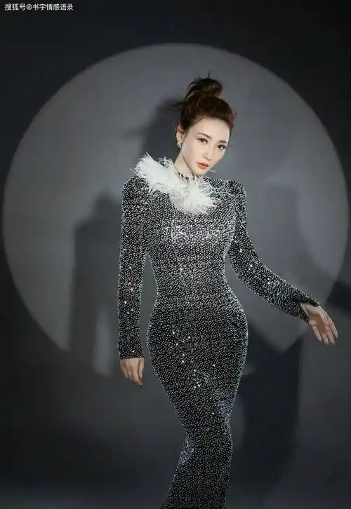 柳岩低胸装组图散发着迷人的性感