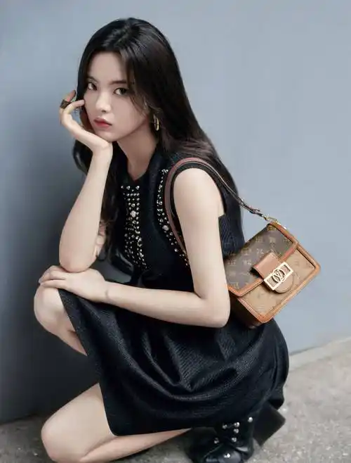 90后女星杨超越写真合集:清新甜美,眉清目秀