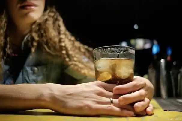 当喧嚣的街道在晚风中沉睡,一个孤独的人影,默默地坐在酒吧角落