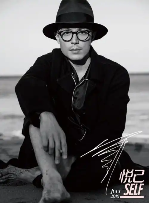 杨洋高颜值下竟然还有这样一双脚,可是脚指甲像嘴啃过的啊