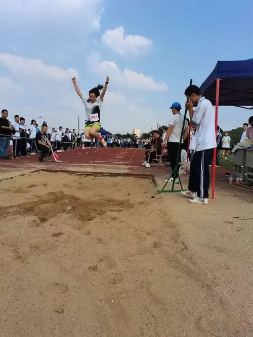 看!我班同学廖可瑜在跳高跳远比赛中的精彩瞬间