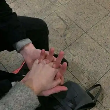 高质量真人情侣头像双人拉手