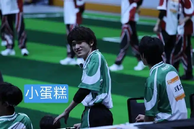 宋亚轩超话#宋亚轩 海胆头#  老公和我比心啊啊啊啊@时代少年团