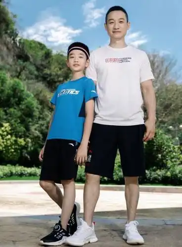 杨阳洋长大了10岁身高快赶超爸爸杨威双胞胎妹妹更是古灵精怪