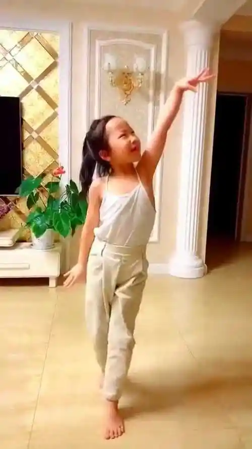 5岁小姑娘光脚跳舞太可爱了