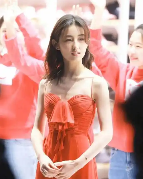 张子枫近照瘦出"排骨胸",娱乐圈的"纸片人"们,都该醒醒了