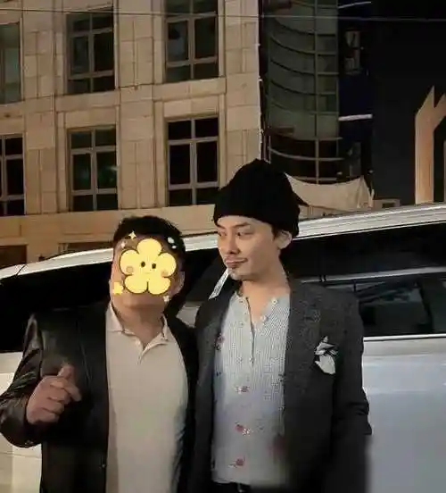 权志龙被网友偶遇留合照没刮胡子表情搞怪尽显随性风格