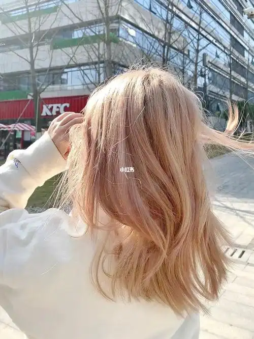 距离我漂发已经过了一个月了头顶黑色出来了不少长得慢一点吧颜色从紫