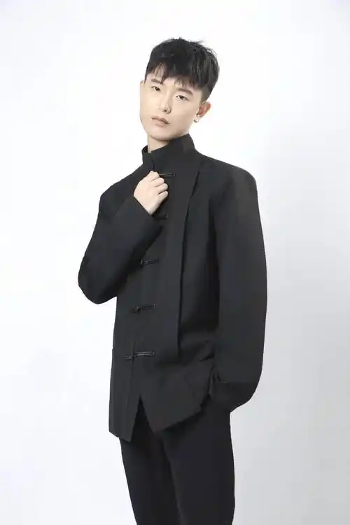 时尚前沿,男模张博洋风采闪耀四方!