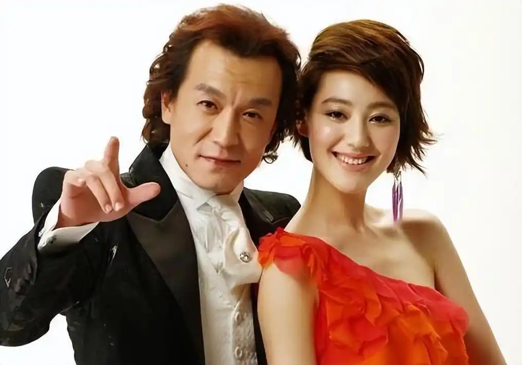 回顾王冠从上海走出的央视美女主持人男友在雾中迷路了