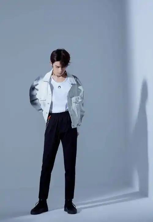 穿衬衫配绿色针织衫,清新活力似大学校草_西装_穿着_牛仔裤