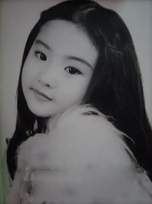 p>刘亦菲,1987年8月25日出生于湖北省武汉市,华语影视女演员,歌手