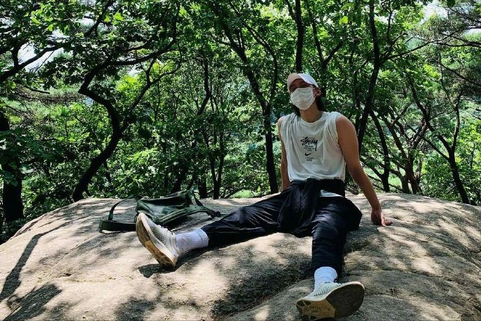 大病初愈池昌旭分享秋日登山照身形健硕状态好