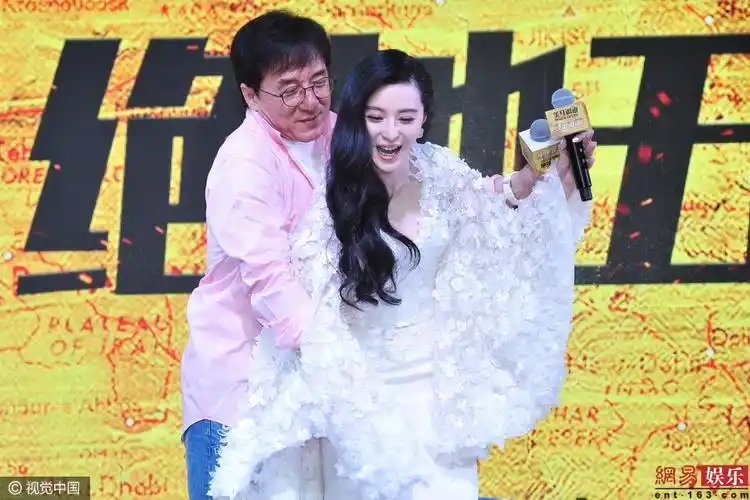 成龙陷入美人阵 被范冰冰花式防狼招架不住