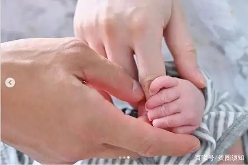 何超云前男友陈山聪喜宣诞下儿子,晒一家三口的合影父爱爆棚