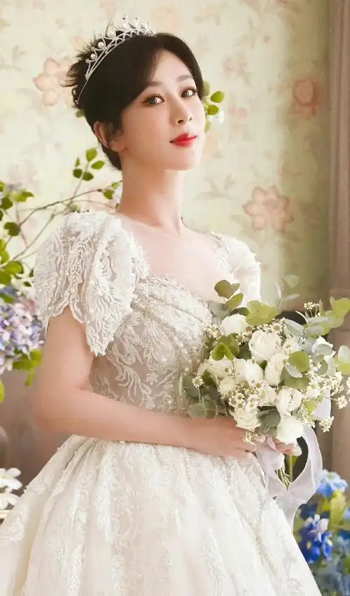 杨紫花海漫游花絮,一袭白色长裙漫游在花海里,氛围感拉满,杨紫穿婚纱