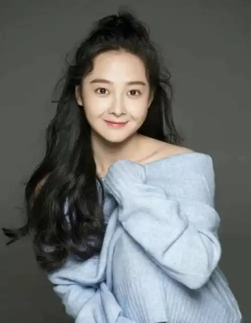 杨丽晓,在《少年包青天3》中饰演小狸,如今逆袭美得不可方物_释小龙