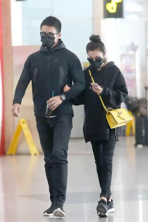 李冰冰带小16岁男友走机场穿情侣装没年龄差浑身藏满减龄细节