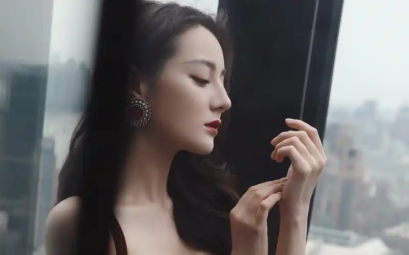 迪丽热巴修身红裙性感高清桌面壁纸_大陆明星_壁纸下载_美桌网