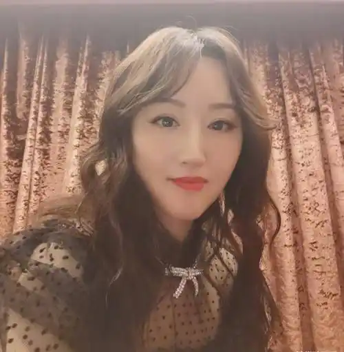 47岁的杨钰莹为什么嫁不出去?看完她的这些照片,网友:这谁敢娶?