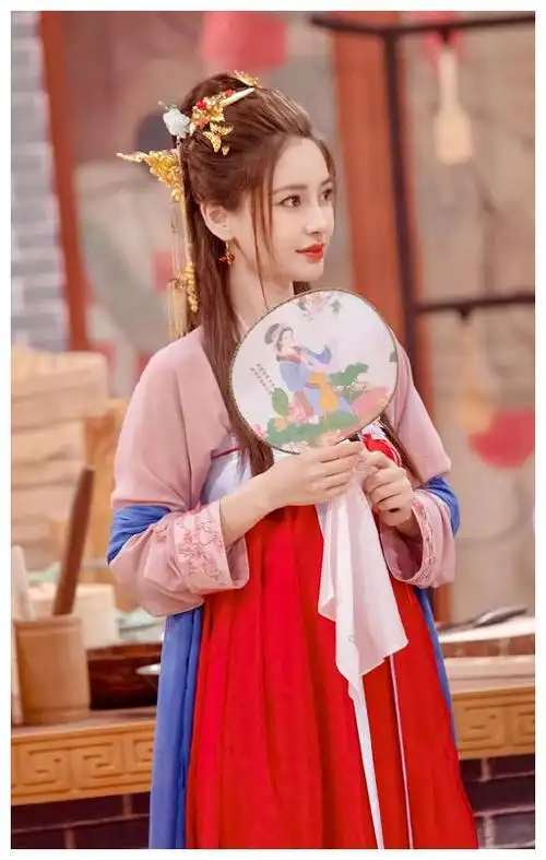 汉服的baby宛如天仙下凡,一颦一笑都令人心动不已