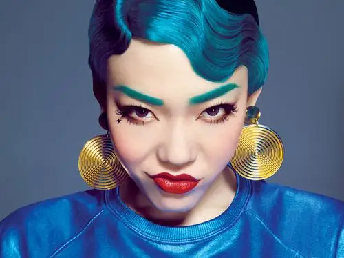 吴莫愁蓝眉蓝发推新造型网友只有她敢这么玩儿