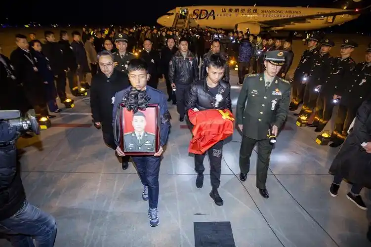 炮兵指挥连实习士官学员武文斌烈士的遗体在四川都江堰市殡仪馆火化