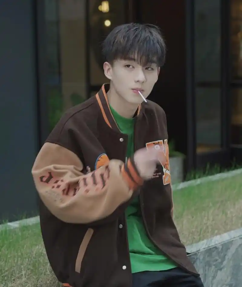 校草级乖乖少年,神仙级的颜值,暖暖的形象,妥妥的小说男主长相