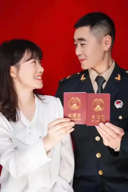 这12对军人的结婚照,你觉得哪个更好看?_央广网
