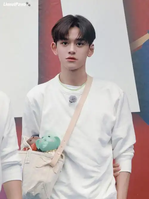 黄旭熙奔跑吧无锡路透d2宝宝奶熙紫西装