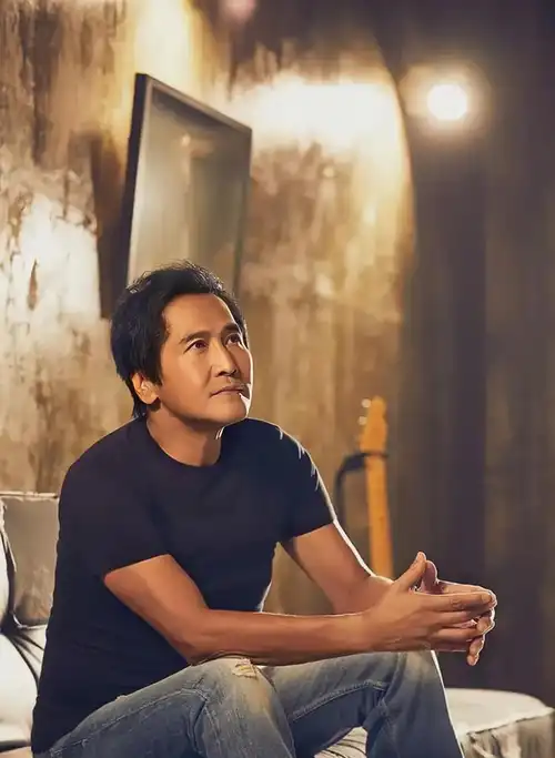 63岁齐秦近照曝光,皮肤黝黑像非洲人,挺大肚腩抽烟好油腻_网友_生活