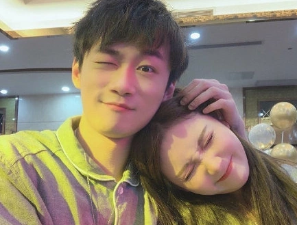 不求人直播公开与汤圆公开恋情,其实一早就有暗示粉丝