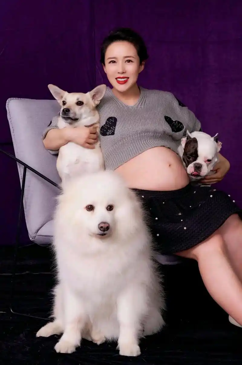 颜丹晨怀孕照依然性感迷人