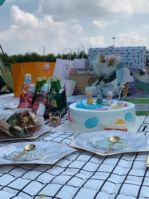 派对现场五彩缤纷,礼物多多!看看生日蛋糕上的三个小孩多漂亮呀!