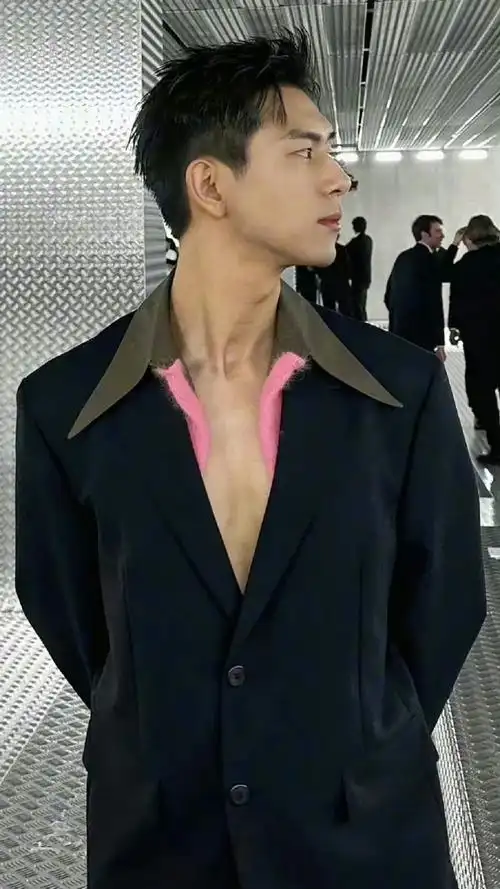 李现的身材穿什么都是男人味的最佳呈现08熟男西装暴徒现谁能拒绝